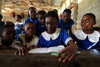 Вынужденные переселенцы в школе, Камерун.