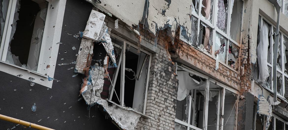 Daños provocados por las armas explosivas  en un edificio de Bucha, en Ucrania.