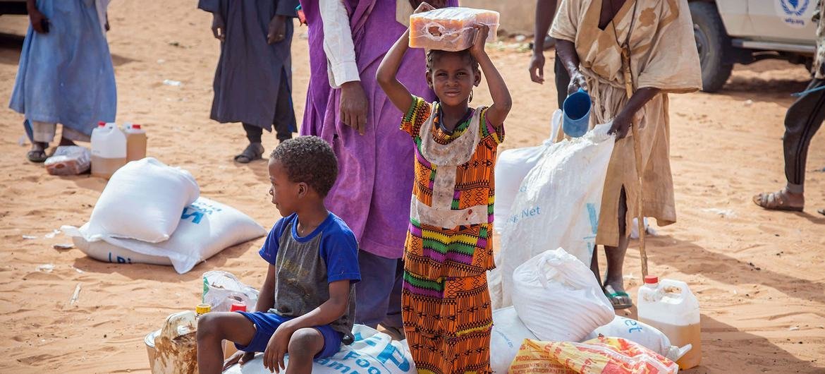 Depuis le début de la pandémie de Covid-19, le PAM organise des distributions de nourriture pour des réfugiés maliens en Mauritanie.