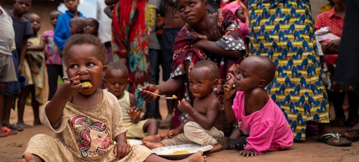 Los aldeanos cultivan una gran variedad de alimentos para ayudar a prevenir la desnutrición infantil en la República Democrática del Congo.