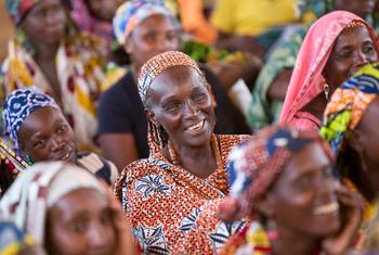 Des femmes participent à une réunion communautaire organisée au centre polyvalent d'ONU Femmes dans le camp de réfugiés de Ngam au Cameroun.
