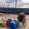 Un refugiado ucraniano espera un tren en la estación de Zahony en Hungria