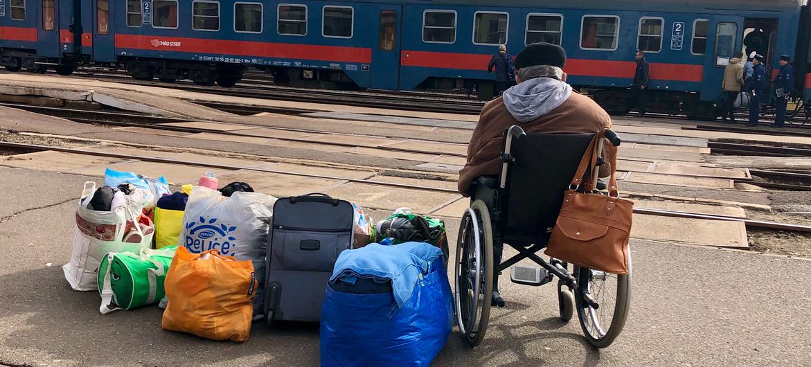 Un refugiado ucraniano espera un tren en la estación de Zahony en Hungria