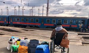 لاجئ أوكراني ينتظر القطار في محطة قطار زاهوني في هنغاريا.