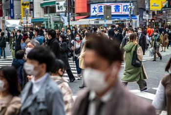 Gente con mascarillas en Tokio, Japón