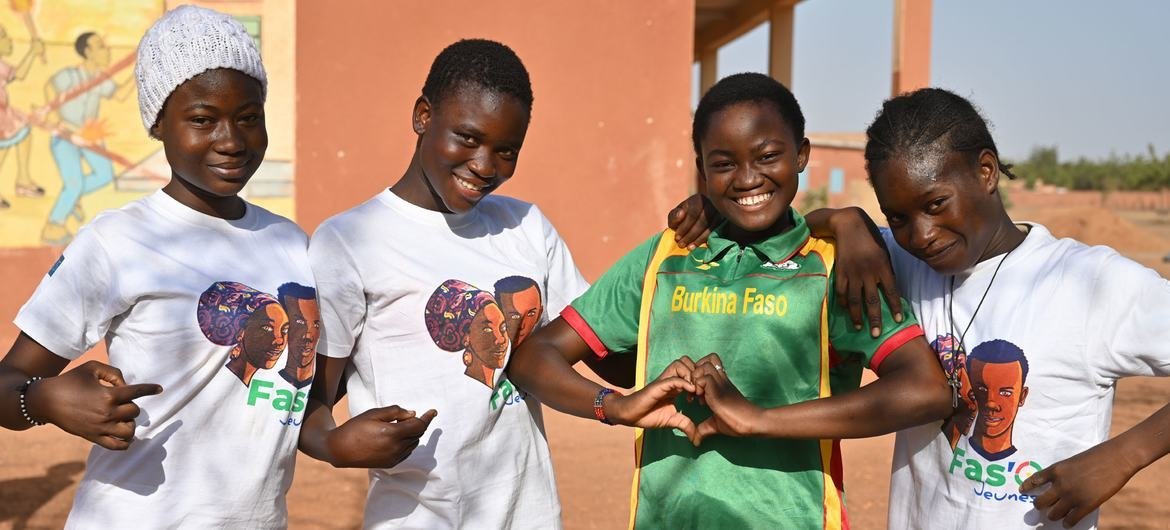 شباب من بوركينا فاسو أثناء مشاركتهم في نشاط لبناء السلام.