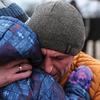 Un père dit au revoir à son fils et à sa famille après les avoir mis en lieu sûr et avant de retourner en Ukraine.