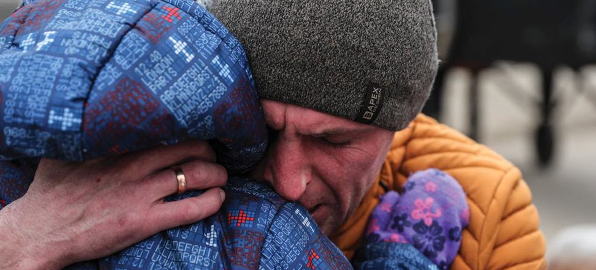 Un père dit au revoir à son fils et à sa famille après les avoir mis en lieu sûr et avant de retourner en Ukraine.
