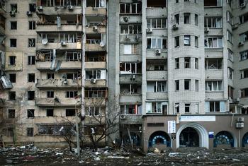 Un edificio residencial dañado durante la guerra de Ucrania.