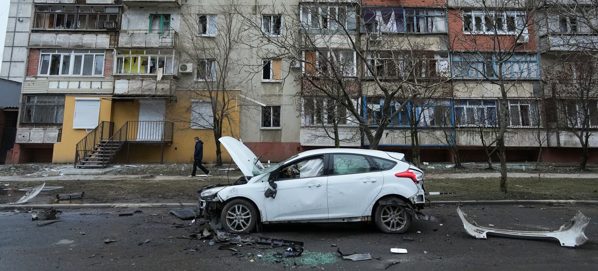 Dégâts causés par des tirs d'obus à Marioupol, dans le sud-est de l'Ukraine.