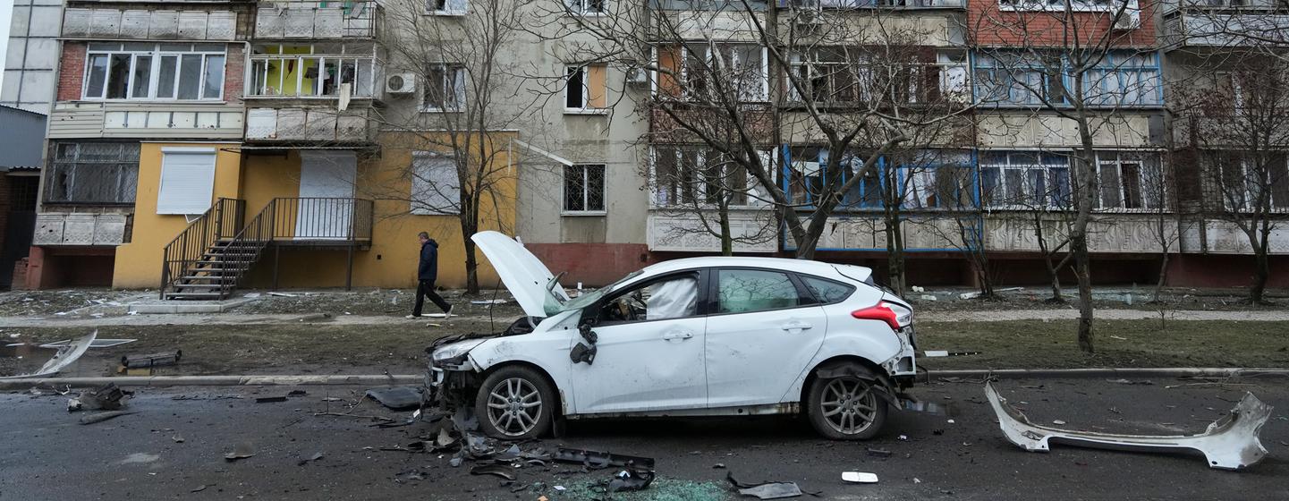 Dégâts causés par des tirs d'obus à Marioupol, dans le sud-est de l'Ukraine.