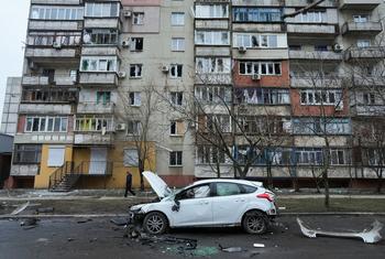 Повреждения в результате обстрела Мариуполя на юго-востоке Украины 