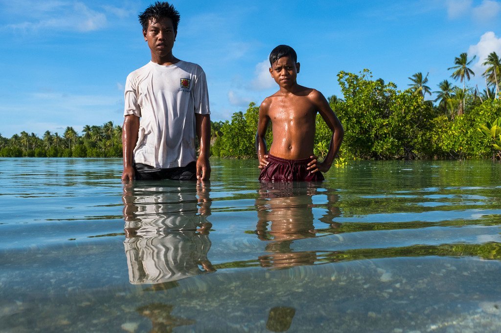 Con la mayor parte de su territorio a escasos metros sobre el nivel del mar, Kiribati sufre cada vez más daños por tormentas e inundaciones.