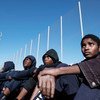 Des migrants sont assis dans la cour d'un centre de détention en Libye. (archives)