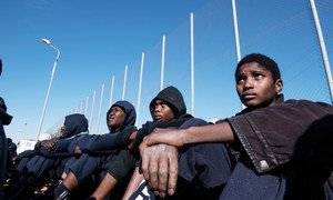 坐在利比亚拘留中心院子里的移民。他们来自非洲各地，试图通过利比亚穿越地中海前往欧洲，现在却困在条件恶劣的拘留中心内。 (资料照片)