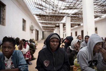 من الأرشيف: مهاجرون من نيجيريا أنقذهم خفر السواحل الليبي بينما كان قاربهم ينقلب، يجلسون في فناء في مركز احتجاز، حيث يتم احتجازهم، في ليبيا.