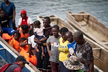 Un bateau avec migrants arrive à Bajo Chiquito, au Panama.