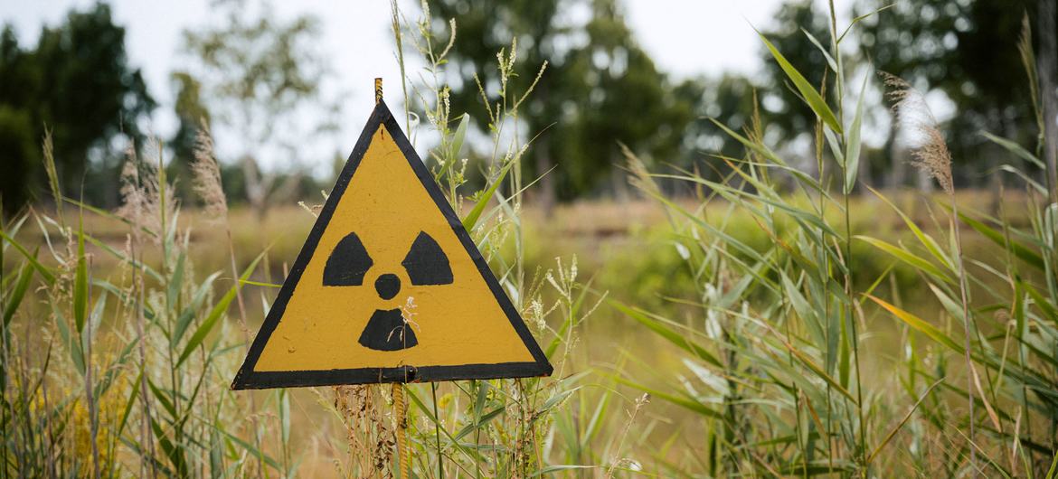 Un letrero adviertiendo de radiciones nucleares en Ucrania.