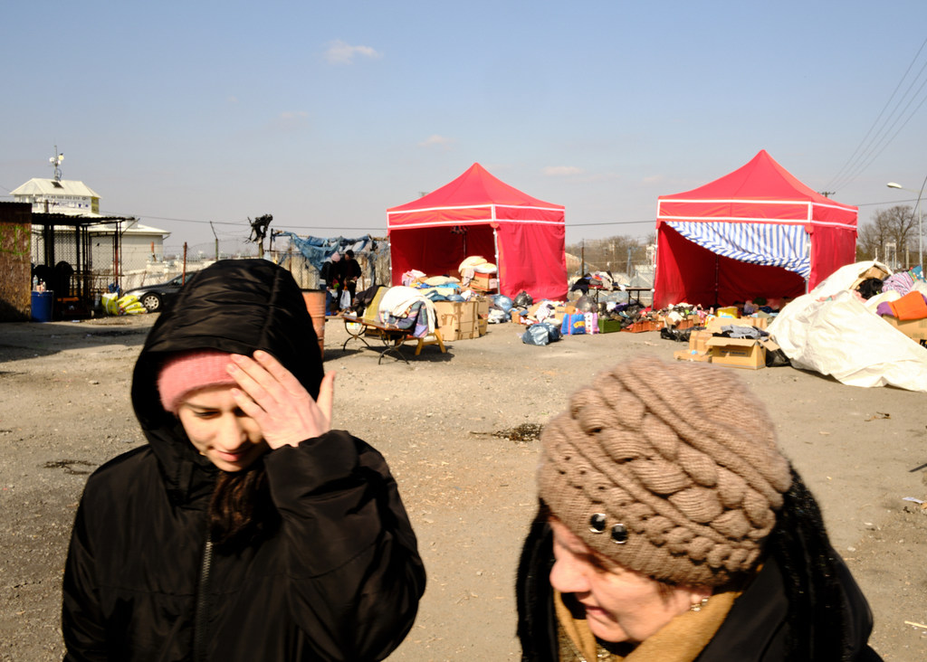 Unas mujeres ucranianas se lamentan en las  tiendas de campaña en Medyka (Polonia) instaladas para ayudar a los refugiados que huyen del conflicto.