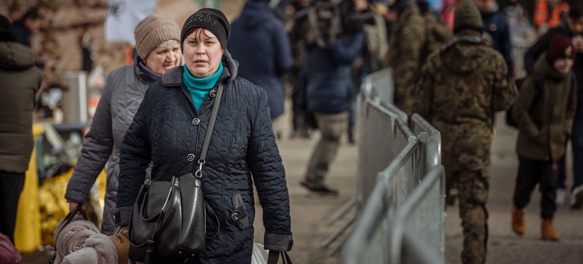Milhares de ucranianos cruzam as fronteiras com a Polônia. 