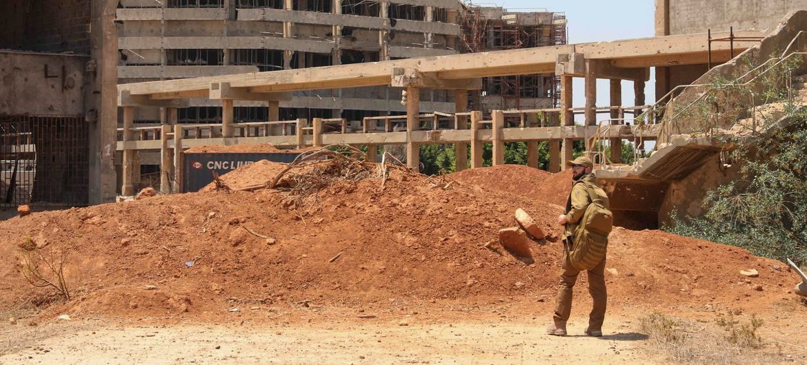 ضابط حماية في بعثة الأمم المتحدة للدعم في ليبيا في جامعة بنغازي المدمرة في بنغازي، ليبيا، التي كانت تخضع لسيطرة داعش سابقا.