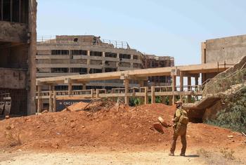 ضابط حماية في بعثة الأمم المتحدة للدعم في ليبيا في جامعة بنغازي المدمرة في بنغازي، ليبيا، التي كانت تخضع لسيطرة داعش سابقاً.
