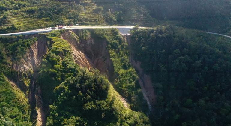 Landslide area at KM46, Simpang Pulai Highway, leading to sedimentation in Sg Penoh and Sultan Azlan Shah Dam.