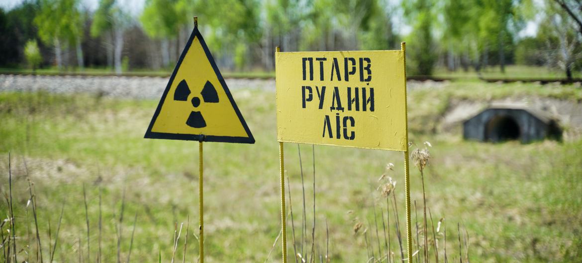 Uma placa alerta para o perigo da radiação em Chernobyl, na Ucrânia.