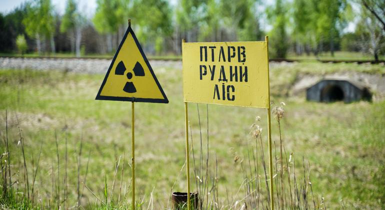 علامة تحذر من المخاطر الإشعاعية بالقرب من محطة تشيرنوبل، أوكرانيا.
