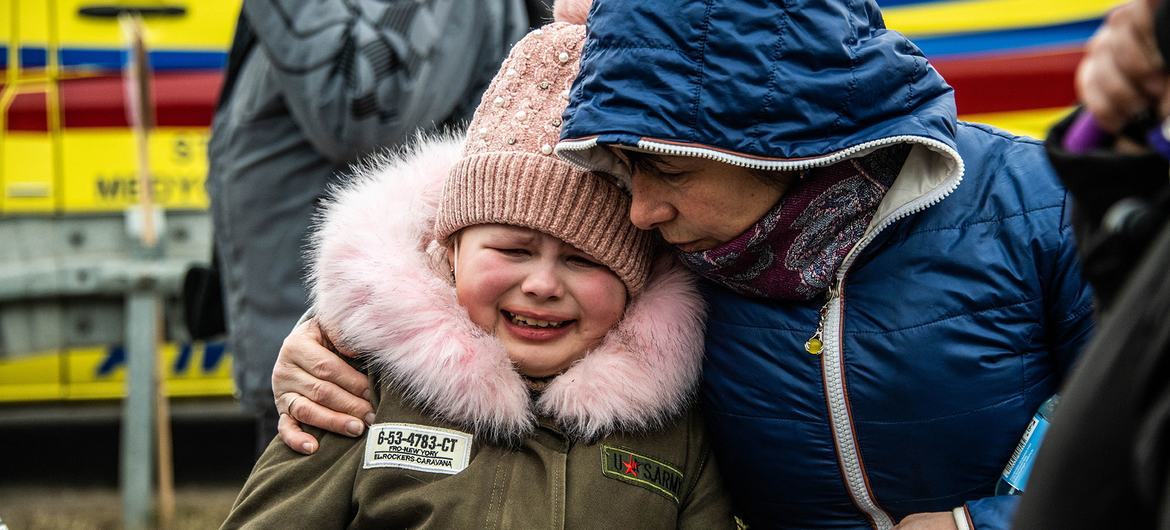 خانواده‌ها پس از عبور از مرز به اوکراین و فرار از تشدید درگیری، به بردیسچ، لهستان می‌رسند.