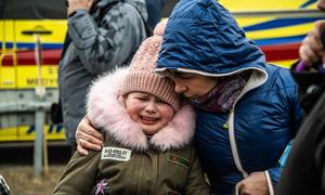 为逃离不断升级的冲突，一些家庭从乌克兰越过边境，抵达波兰的贝尔迪斯泽。