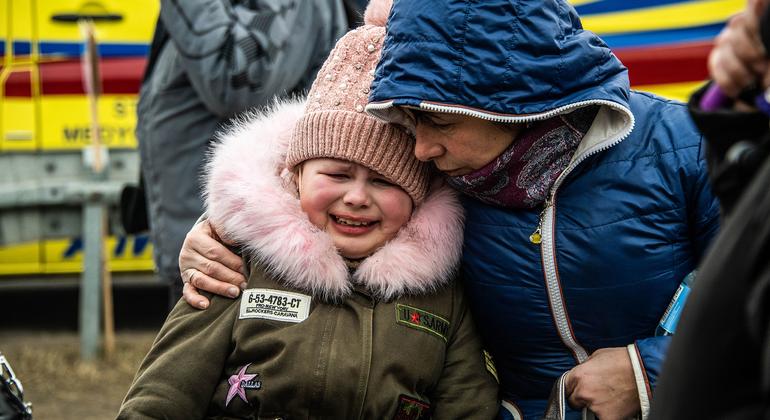 Muchas familias llegan a Berdyszcze (Polonia) tras cruzar la frontera desde Ucrania, huyendo de la escalada del conflicto.