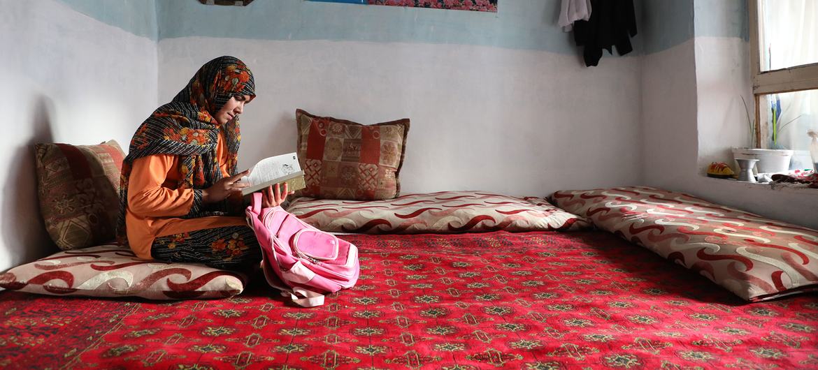 Una niña de trece años estudia en su casa de Kabul después de que los talibanes anunciaran que las escuelas no volverían a abrir para las niñas afganas de los grados 7 a 12.
