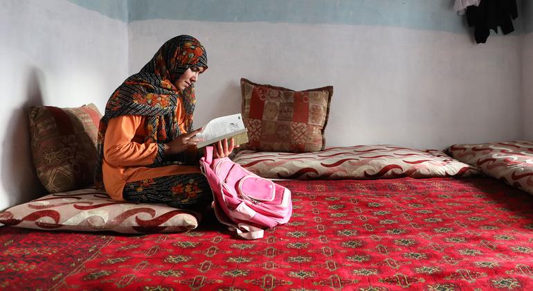 Una niña de trece años estudia en su casa de Kabul después de que los talibanes anunciaran que las escuelas no volverían a abrir para las niñas afganas de los grados 7 a 12.