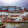 在缅甸的一处海岸，一些船正离开海岸出发。（资料图片）