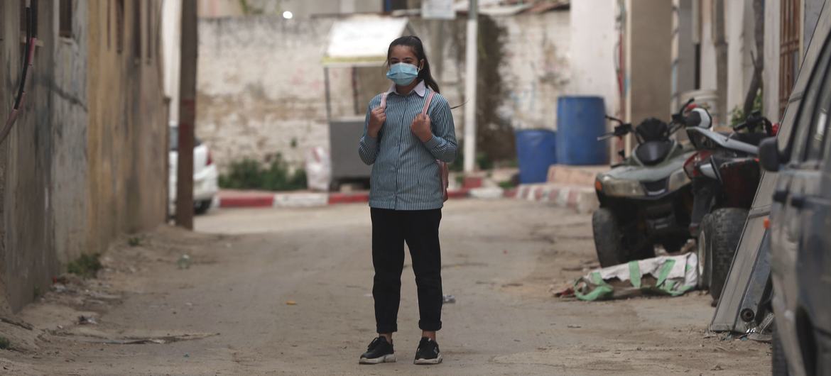 فتاة تبلغ من العمر 13 عاما تقوم برحلتها اليومية إلى مدرستها المجاورة لمستوطنة بيت إيل في الضفة الغربية.