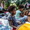 أسرة تجلس تحت أنقاض المنزل الذي فقدوه بسبب زلزال بقوة 7.2 درجة ضرب هايتي.