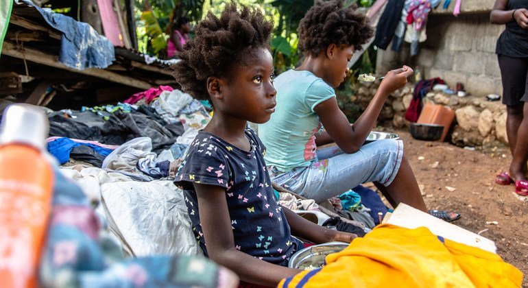 Uma família que perdeu a casa após o terremoto em agosto no Haiti. 