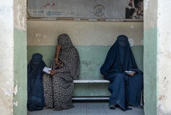 Mulheres na sala de espera de uma clínica no Afeganistão