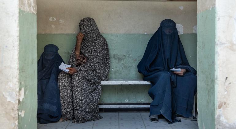 阿富汗一家诊所候诊室里的妇女。