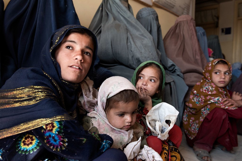 Mujeres y niños en la sala de espera de una clínica en Kandahar, Afganistán.