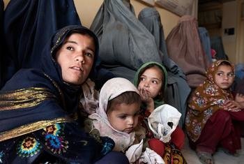 Женщины и дети в зале ожидания медицинской клиники в Кандагаре, Афганистан.