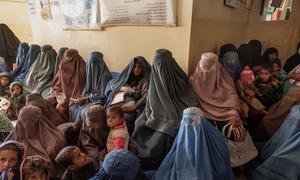 联合国儿童基金会提供支持的阿富汗一家诊所里的妇女和儿童。
