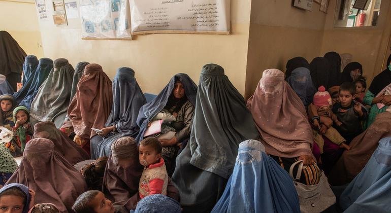 نساء في عيادة ميرزا محمد خان التي تدعمها اليونيسف في أفغانستان.