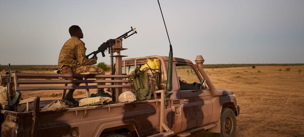 Un soldat surveille une zone désertique dans le nord du Burkina Faso.