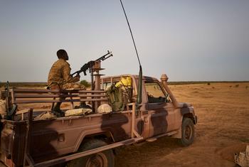 बु्र्कीना फ़ासो के उत्तरी इलाक़े में, एक सैनिक निगरानी करते हुए.