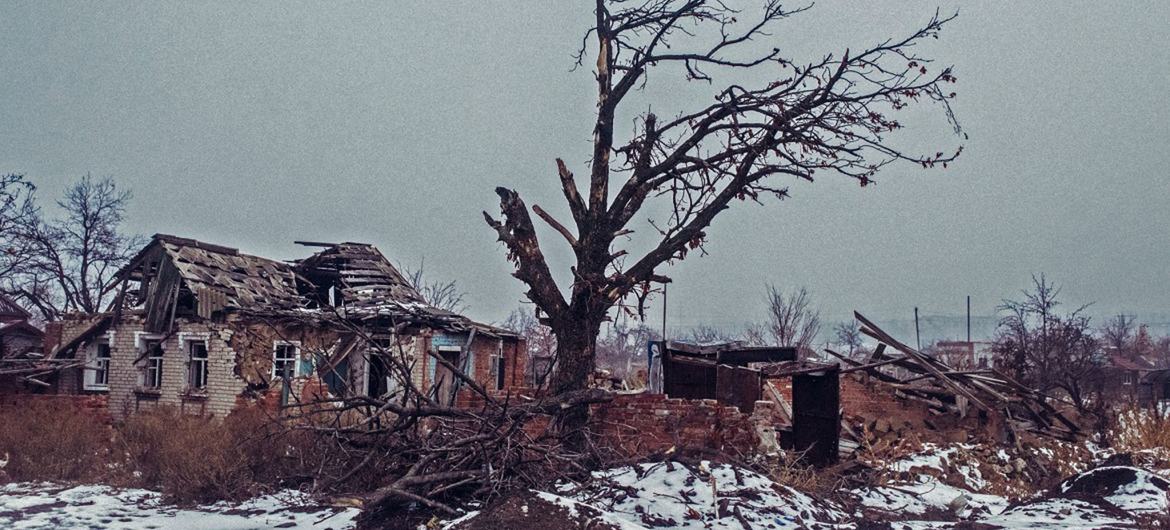 (من الأرشيف) إحدى القرى المتضررة بشدة من القتال وتقع بالقرب من سلوفانسك في دونيتسك.