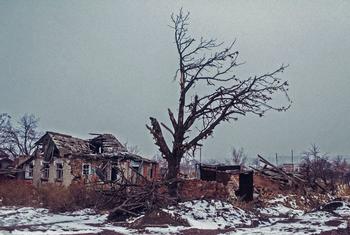 (من الأرشيف) إحدى القرى المتضررة بشدة من القتال وتقع بالقرب من سلوفانسك في دونيتسك.