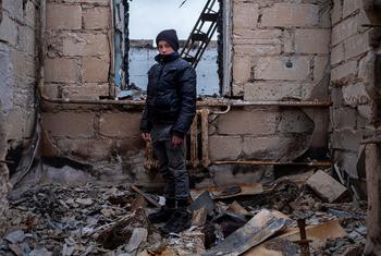 12-летний житель Чернигова, Украина, на развалинах своего дома. 