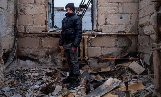 12-летний житель Чернигова, Украина, на развалинах своего дома. 